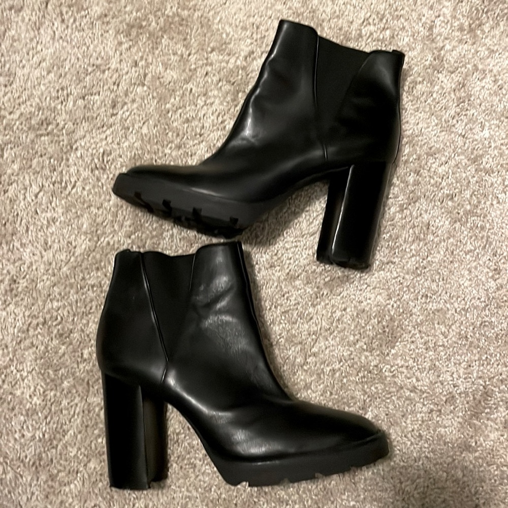 Saks Fifth Avenue Lug Sole Black Leather Ankle Boot Sz 10